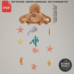 Peut inclure: Un patron PDF pour un mobile suspendu avec une pieuvre beige sur un anneau en bois, et des créatures marines en feutrine comme des étoiles de mer, coquillages, hippocampe et poissons. Hauteur de la poupée : 30 cm. Texte : PDF PATTERN. INSTANT DOWNLOAD. NOT A FINISHED TOY. BEGINNER FRIENDLY.