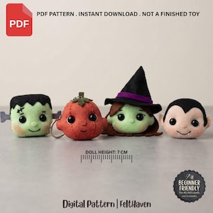 Puede incluir: Un patrón digital en PDF para cuatro peluches de fieltro: un monstruo verde con pelo negro, una calabaza naranja con tallo verde, una bruja de cara verde con sombrero negro y banda morada, y un vampiro pálido. La altura de las muñecas es 7 cm.