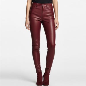 Pantaloni in vera pelle color cremisi a vita alta, aderenti, bordeaux, per donna, eleganti outfit autunno inverno