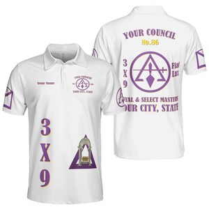 Peut inclure: Polo blanc avec des graphiques violets et dorés. Le t-shirt présente le texte "Your Council" et "Royal & Select Masters" ainsi que les chiffres "3 X 9". Le design comprend un symbole et le texte "Fiat Lux".