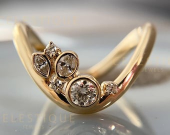 Flerformad böjd moissanitring | Chevronring i 18 karat guld | Elegant stapelring | Unik V-formad vigselring | Eleganta brudsmycken