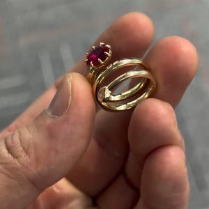 Rubinförlovningsring | Röd rubinring | Rubinuttalandering | Guldrubinring | Öppen wrapring | Unik ädelstensring | Cocktailring bild 8