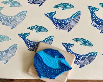 Timbro della balena e del suo vitello, intagliato a mano, montato su legno