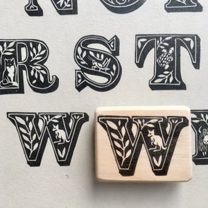 Rubberstempel W-letter "W for Wallaby", belettering, met de hand gesneden, op hout gemonteerd