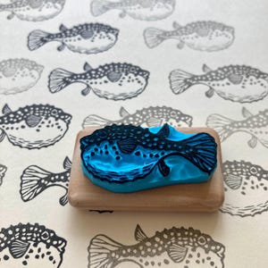 Tampon petit Poisson Globe, gravé à la main, en gomme, monté sur bois