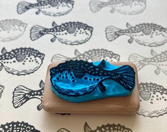 Timbro "Little Puffer Fish", intagliato a mano, montato su legno