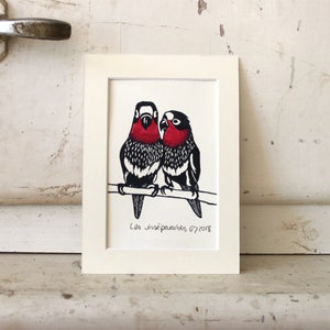 Lovebirds Postkarte mit off-white Passepartout, original Linoldruck, handgemalt, signiert und datiert