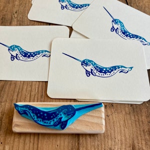 Tampon narval, gravé à la main en monte sur bois