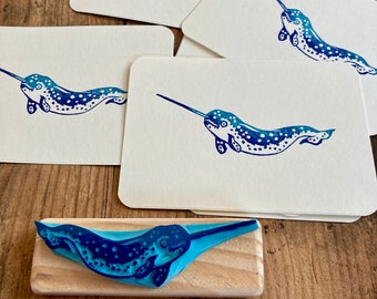 Tampon narval, gravé à la main et monté sur bois