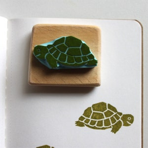 Tampon tortue de mer Caouanne, gravée à la main sur gomme, monté sur bois