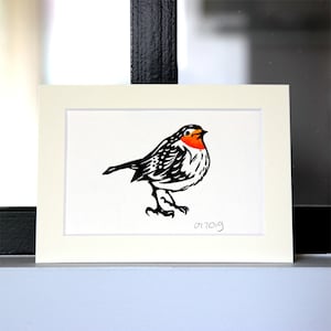 Cartão postal Robin redbreast com tapete off white, impressão em linogravura original, pintado à mão, assinado e datado