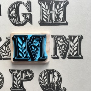 Timbro in gomma con lettera M "M per Mésange", lettering, intagliato a mano, montato su legno