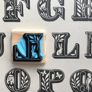L-letter rubberen stempel "L for Lapin", belettering, met de hand gesneden, op hout gemonteerd