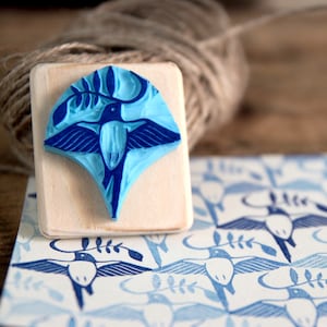  Tampon Motiv écaille, hirondelle, géométrique Motiv, bujo, gravé à la main, en gomme, monté sur bois