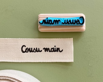 Tampone per etichette "Cousu main", gravé à la main, in gomme, montato su legno