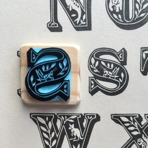 Timbro in gomma con lettera S "S per Sauterelle", lettering, intagliato a mano, montato su legno