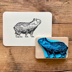 Tampon capybara, gravé à la main, en gomme, monté sur bois