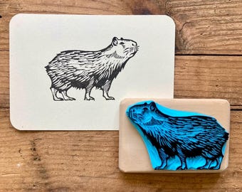 Timbro del capibara, intagliato a mano, montato su legno