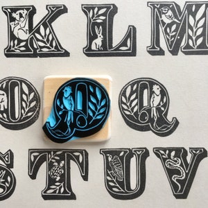 Rubberstempel Q-letter "Q for Quetzal", belettering, met de hand gesneden, op hout gezet