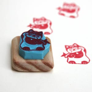 Tampon mini Maneki neko, chat japonais, gravé à la main, en gomme, monté sur bois