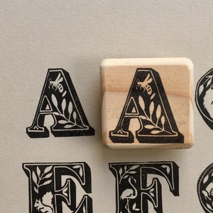 Ein Buchstabengummi Stempel "A für Abeille", Schriftzug, handgeschnitzt, aus Holz montiert