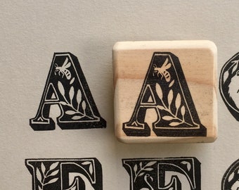 Ein Buchstabenstempel "A wie Abeille", Schriftzug, handgeschnitzt, auf Holz montiert