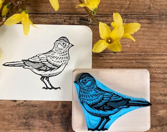 Timbro di uccello, allodola, intagliato a mano, montato su legno