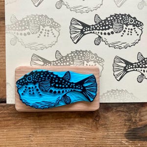Big Puffer Fish-stempel, met de hand gesneden, op hout gezet
