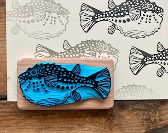 Timbro "Big Puffer Fish", intagliato a mano, montato su legno