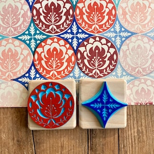 Sellos tallados a mano, con patrón popular, redondos o romboidales, bujo, montados en madera.