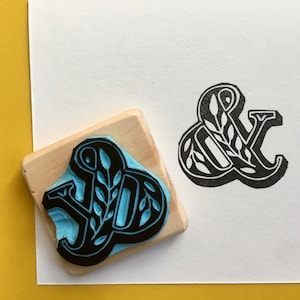 Etui Vintage Buchstabe, Schriftzug, handgeschnitzt, Holz montiert