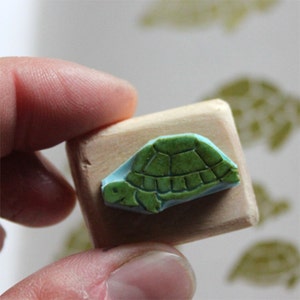 Stempel kleine zeeschildpad, met de hand gesneden, op hout gezet