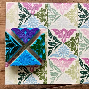 Tampons triangles fleurs vintage, marguerite, lys, acanthe, feuillage, en gomme, montés sur bois
