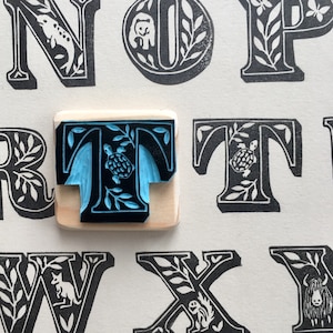 Timbro in gomma con lettera T "T per Tortue", lettering, intagliato a mano, montato su legno