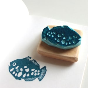 Tampon poisson exotique, gravé à la main, en gomme, monté sur bois