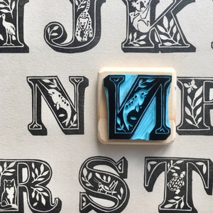 Timbro in gomma con lettera N "N per Narval", lettering, intagliato a mano, montato su legno