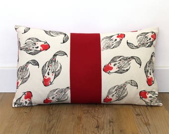 Housse de coussin carpes koi rectangle, tissu artisanal, inspirée de l'imagerie japonaise, poisson, en édition limitée, coton