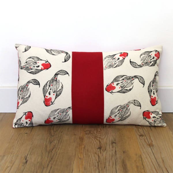 Housse de coussin carpes koi rectangle, tissu artisanal, inspirée de l'imagerie japonaise, poisson, en édition limitée, coton