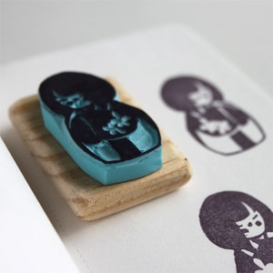 Kokeshi japanischer Puppenstempel, handgeschnitzt, in Holz montiert