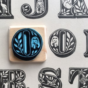O Buchstabenstempel „O wie Uns“, Schriftzug, handgeschnitzt, aus Holz montiert