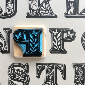 Sello de goma con la letra P "P de Papillon", letras talladas a mano y montado en madera.
