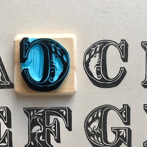 C-letter rubberen stempel "C voor kameleon", belettering, met de hand gesneden, op hout gemonteerd