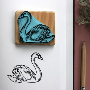Tampon cygne, gravé à la main, en gomme, monté sur bois