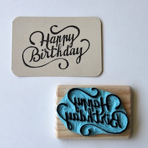 Timbro in gomma "Happy Birthday", lettering, intagliato a mano, montato su legno