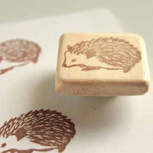 Stempel Igel, handgeschnitzt, in Holz montiert