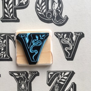 Sello de goma con la letra V "V de víboras", letras talladas a mano, montadas en madera