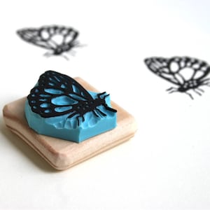 Sello de mariposa, tallado a mano, montado en madera.