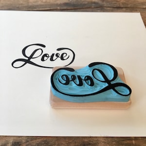 Love Stempel, Schriftzug, handgeschnitzt, aus Holz montiert