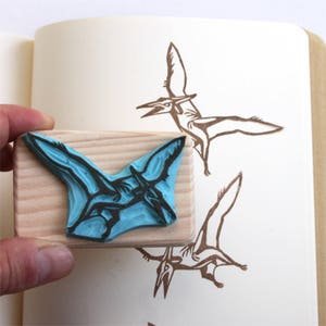Tampon dinosaure Pteranodon en gomme, artisanal, gravé à la main, monté sur bois