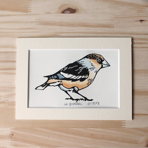 Linogravure Oiseau Grosbec casse-noyaux, tirage original petit format signée et datée, avec passe partout, rehauts peints, non encadré